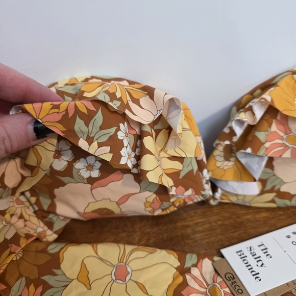 NWT Billabong x Salty Blonde 70's Floral Ruffle Swimsuit Top Bikini Floral FLAW - Picture 2 of 5